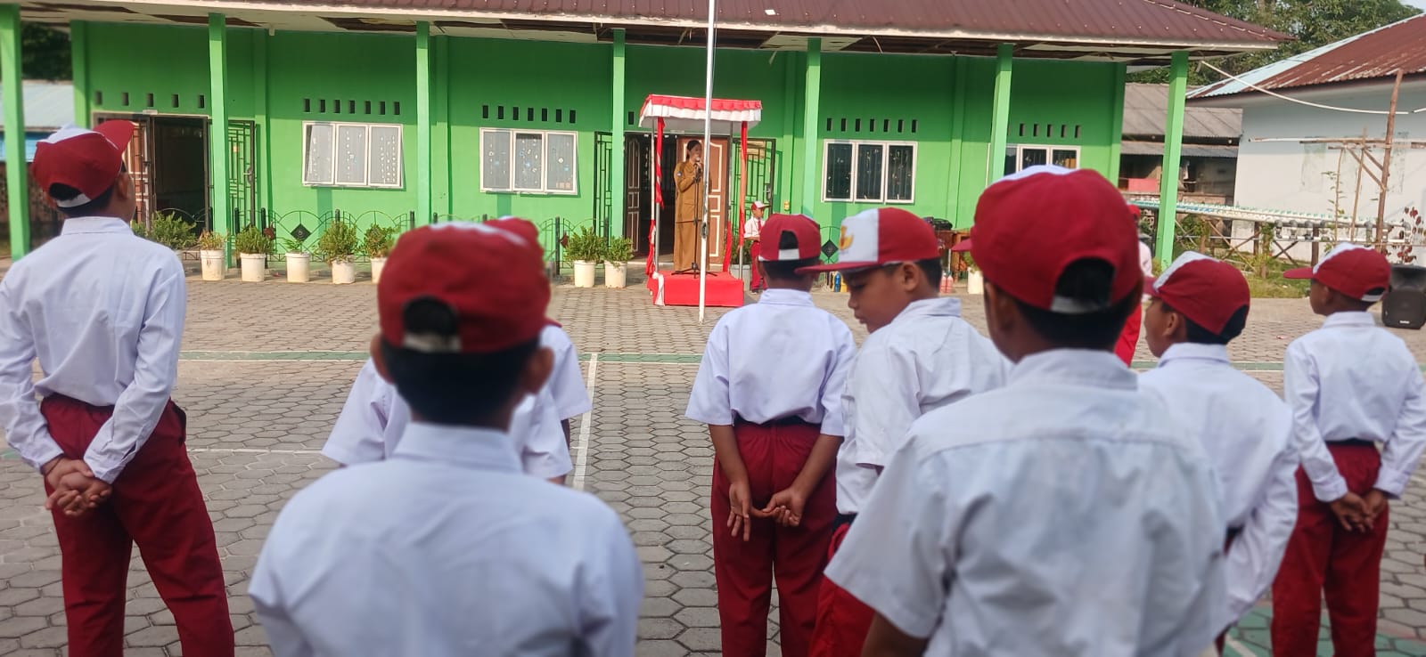 Upacara Senin Pagi, Ibu Helda Wani Ajak Siswa Teladani Semangat Para Pejuang Kemerdekaan