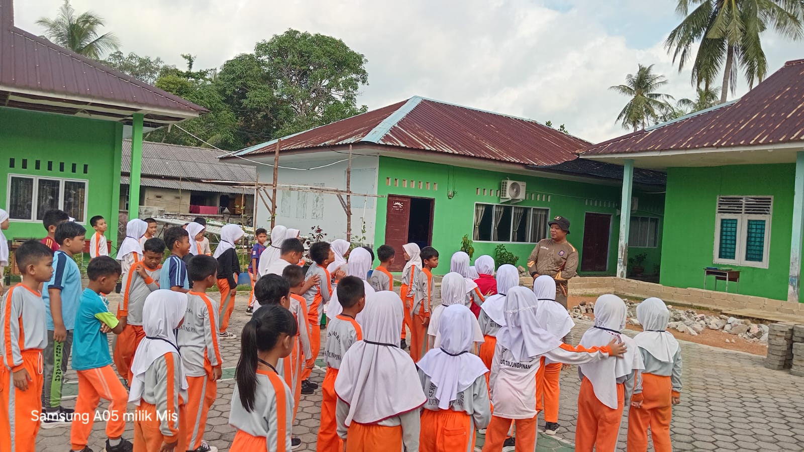 Satpol PP Provinsi Kepulauan Riau Dampingi Latihan Paskibra SD Negeri 010 Bukit Bestari Menjelang Upacara HUT RI