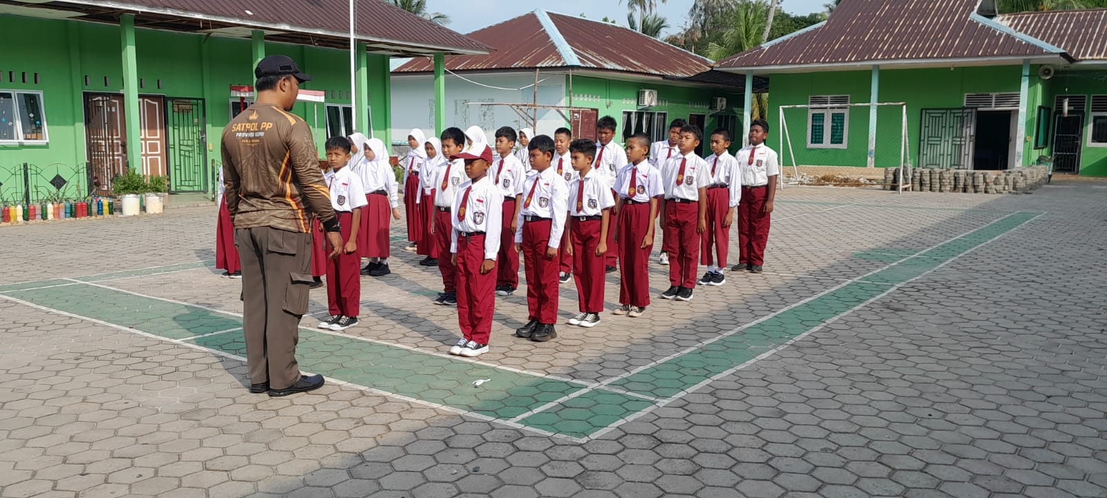 Menjelang HUT ke-81 RI, Siswa SDN 010 Bukit Bestari Mantapkan Latihan Paskibraka Bersama Satpol PP Kepri