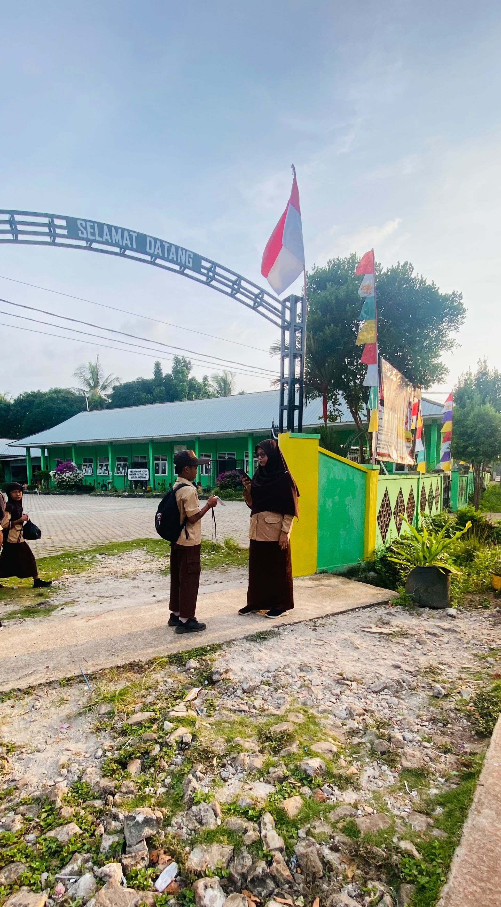 Sambut Anak di Pagi Hari, SD Negeri 010 Bukit Bestari Perkuat Budaya Disiplin melalui Presensi AWANG