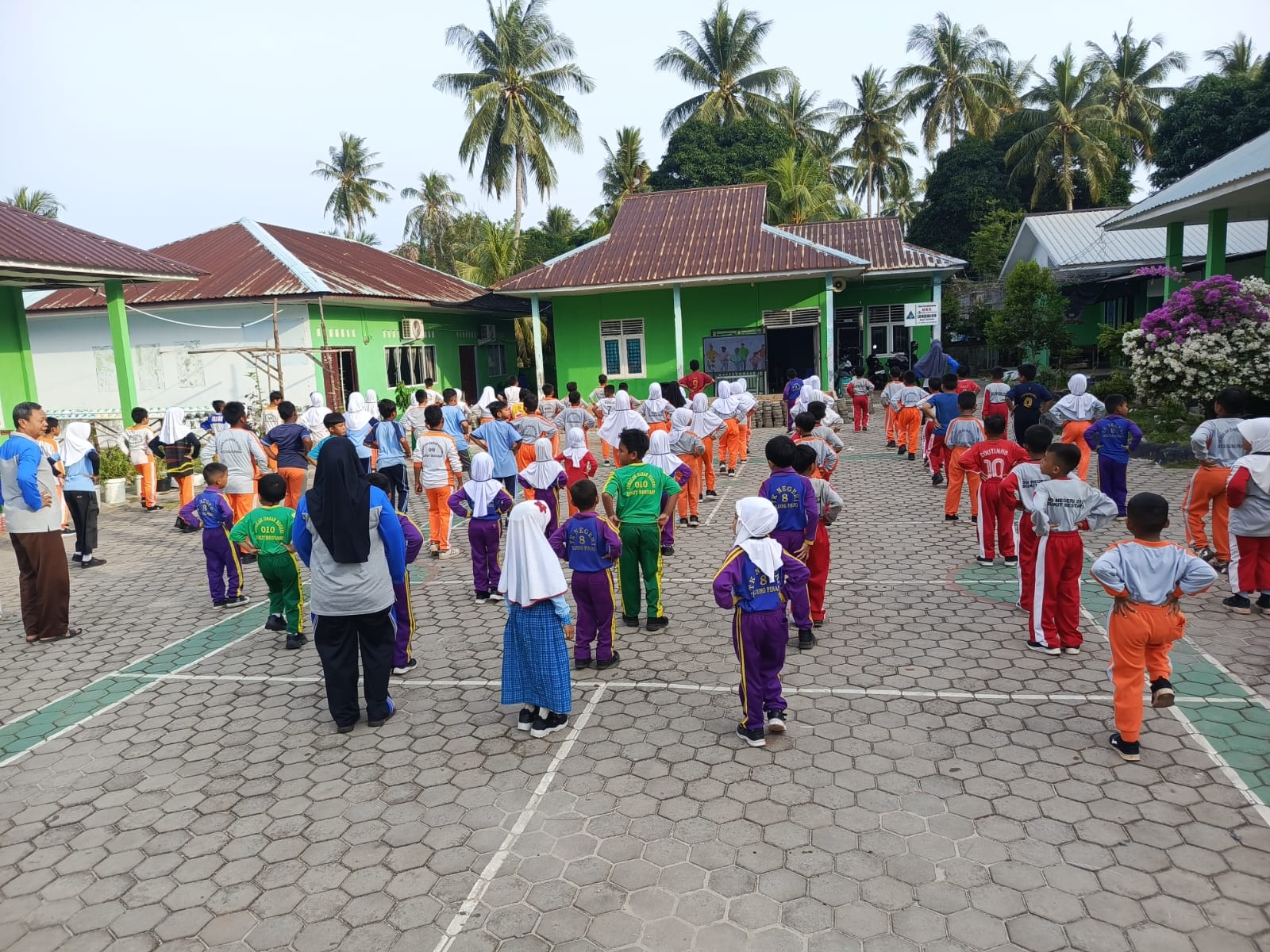 “Kamis Sehat: Semangat Pagi dengan Senam Bersama di SD Negeri 010 Bukit Bestari”