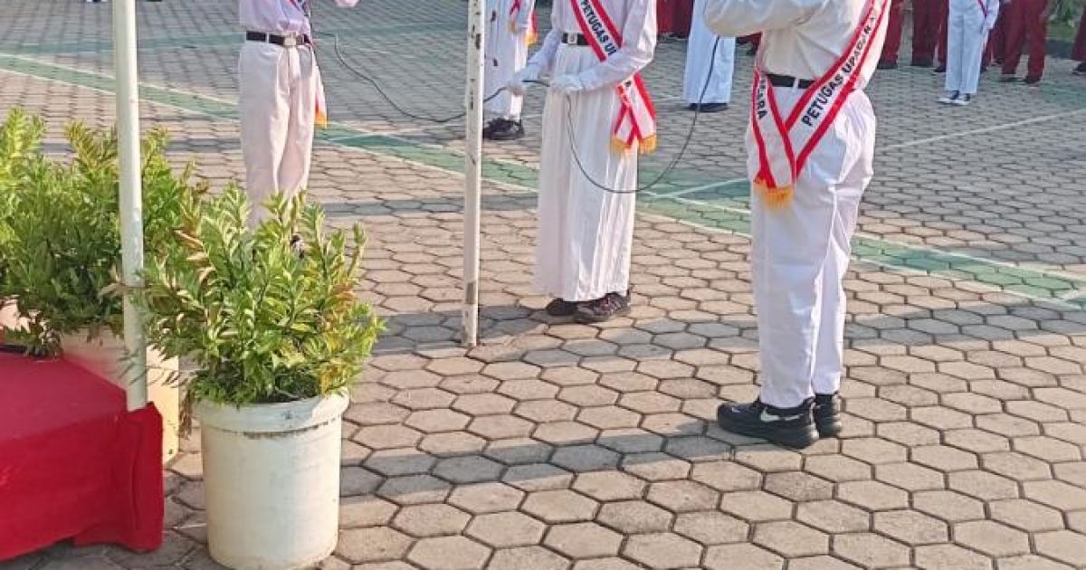 ​Upacara HUT RI ke-81 SDN 010 Bukit Bestari: Kepsek Apresiasi Peran Guru dan Pelatih Satpol PP Kepri