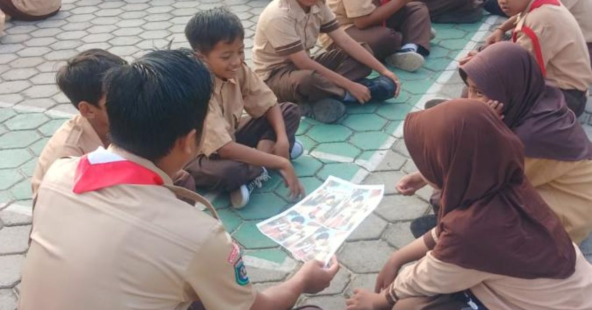 Literasi Bukan Sekadar Membaca: Guru SD Negeri 010 Bukit Bestari Ajak Siswa “Membaca” Gambar