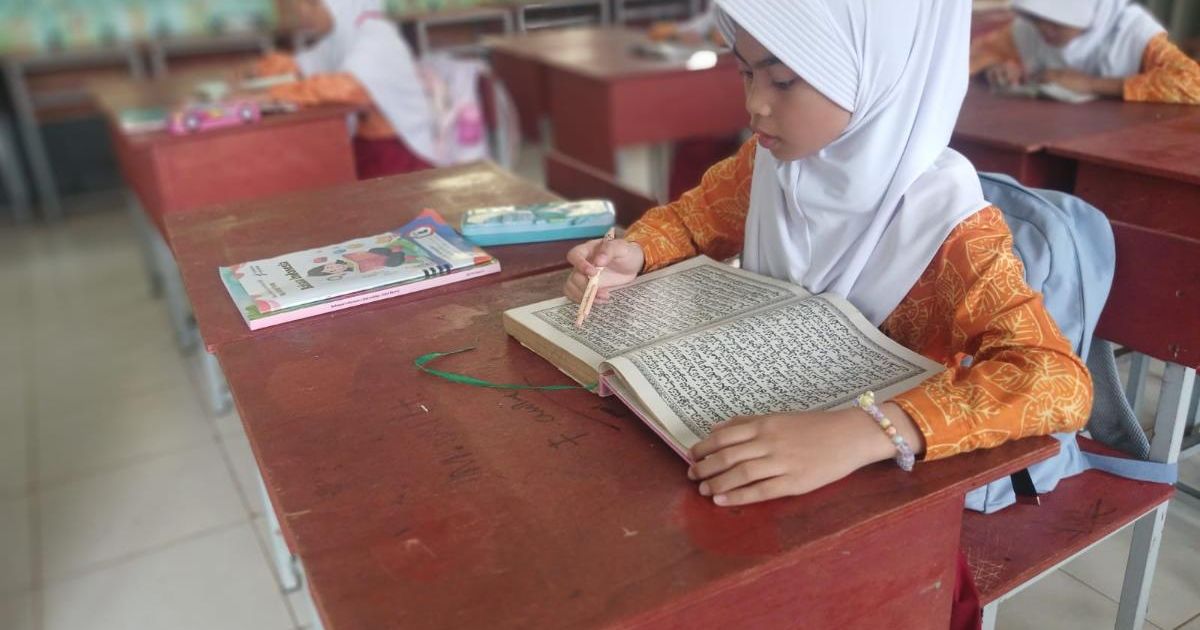 15 Menit Membaca Al-Qur’an, Kebiasaan Baik Siswa SD Tanjung Siambang