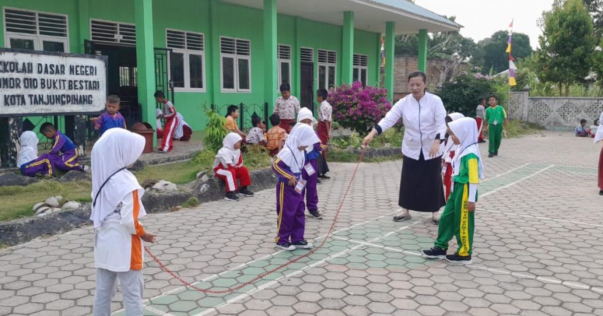 Siswa SD Tanjung Simbang Lestarikan Permainan Tradisional Melayu: Gelak Tawa di Pagi Hari Sebelum Bel Sekolah