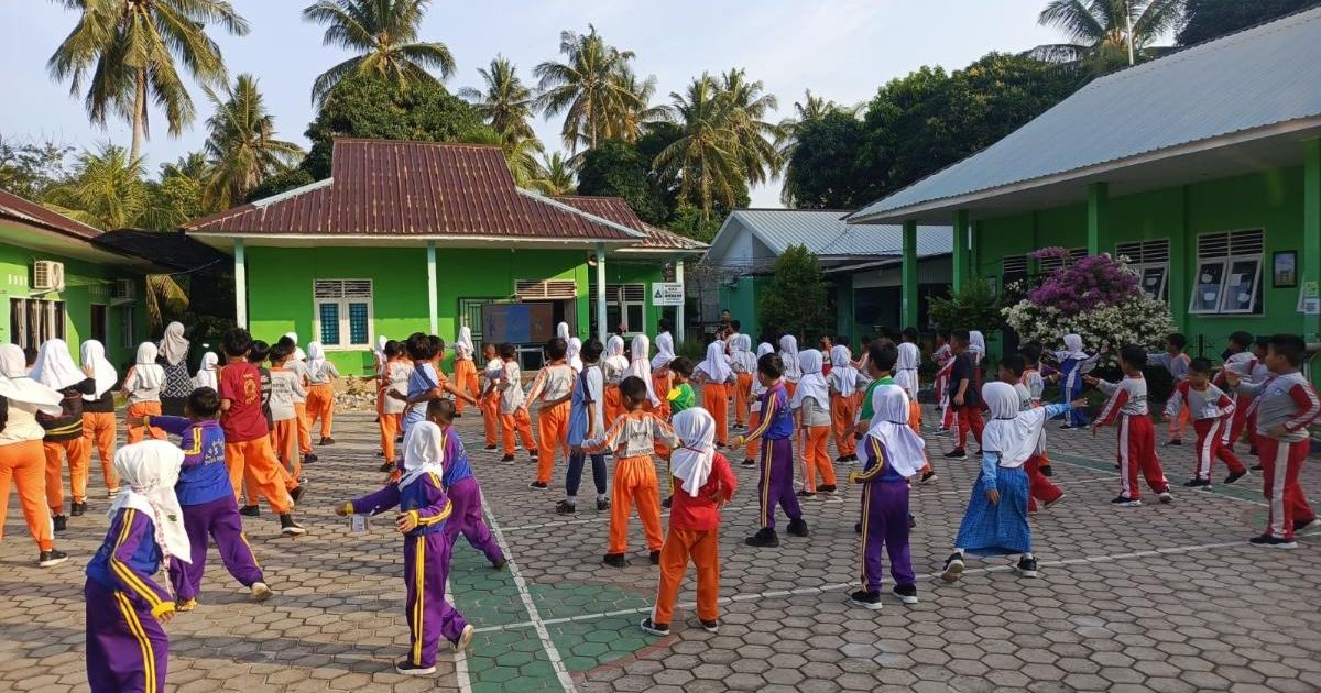 Semangat Pagi! Siswa-Siswi SDN 010 Bukit Bestari Gelar Senam Bersama di Halaman Sekolah