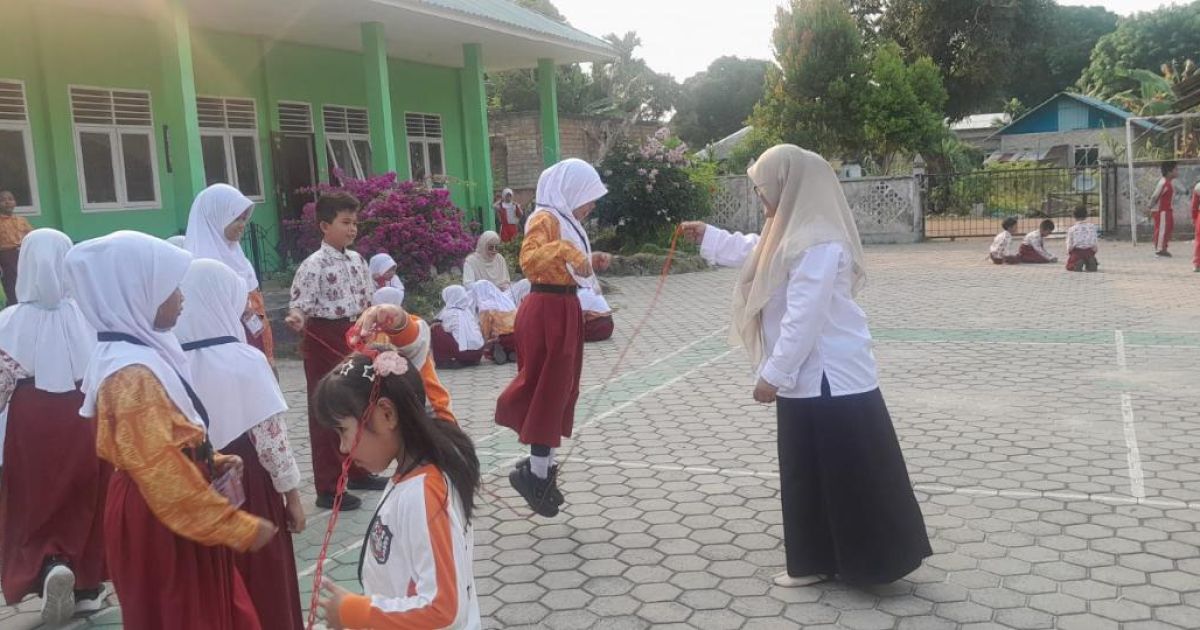 Permainan Rakyat Tumbuhkan Keceriaan dan Karakter Siswa SD Negeri 010 Bukit Bestari