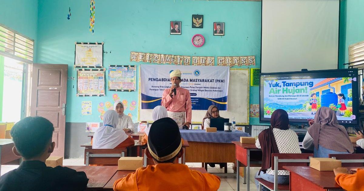 Antisipasi Kekeringan di Kawasan Pesisir, Tim PKM UMRAH Edukasi Teknologi Panen Air Hujan dan Biopori di SDN 010 Bukit Bestari